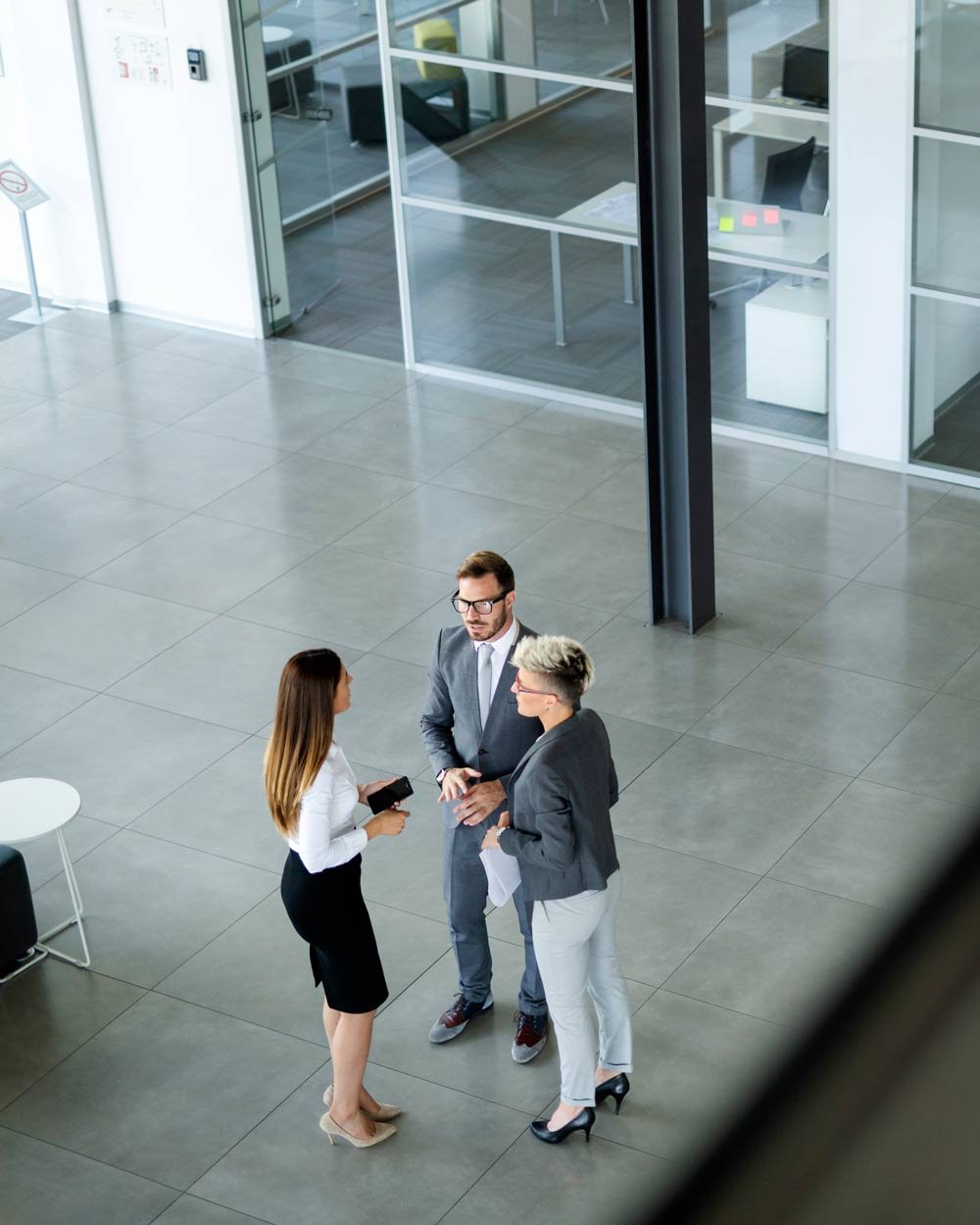 People-talking-from-balcony